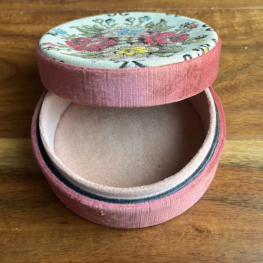 Embroidered velvet trinket box made in Italy